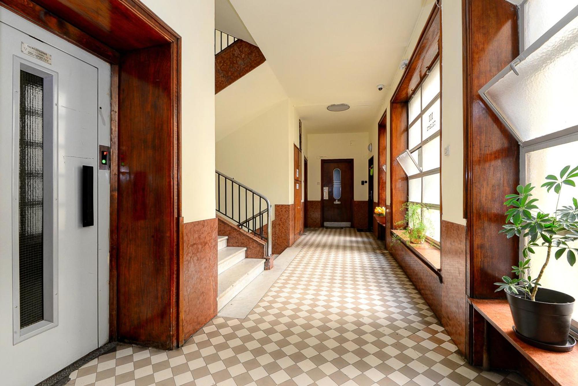 Singer Apartment R161 — Photos 1
